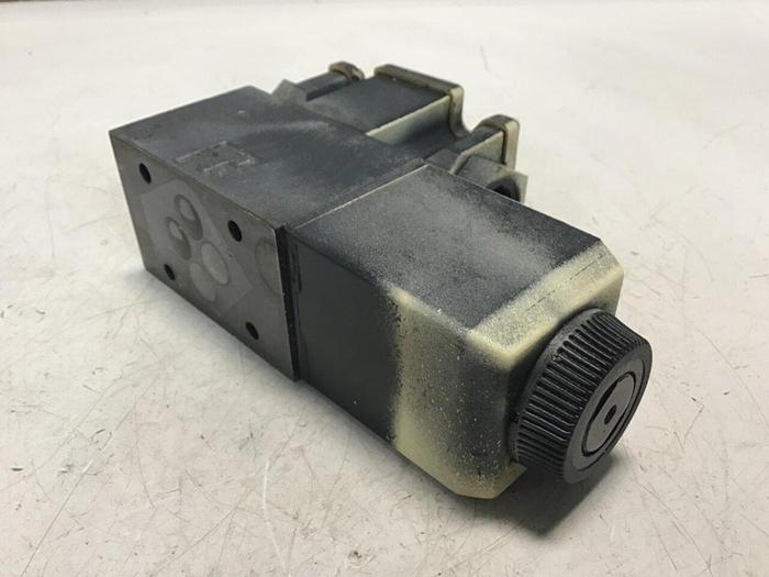 Used VICKERS Valve DG4V-35-2A-M-FW-D7-H5-60 #132320