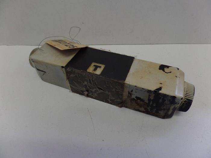 Used VICKERS Directional Valve DG4V-3-6C-M-U-HL7-60 #2725
