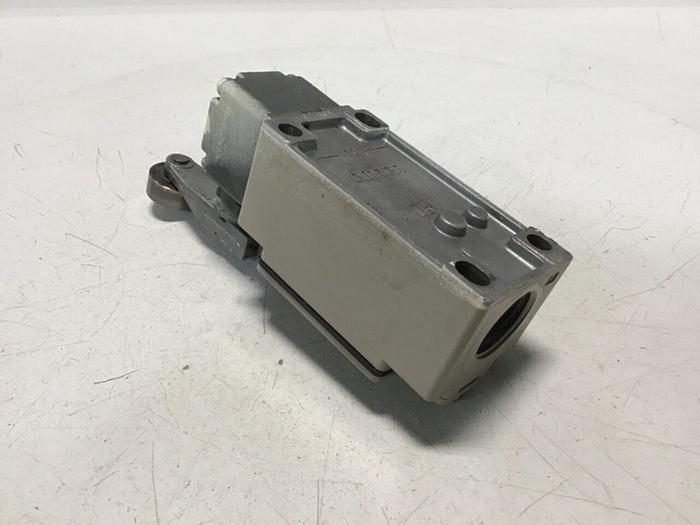 Used OMRON Limit Switch D4B-2115N-R #121501