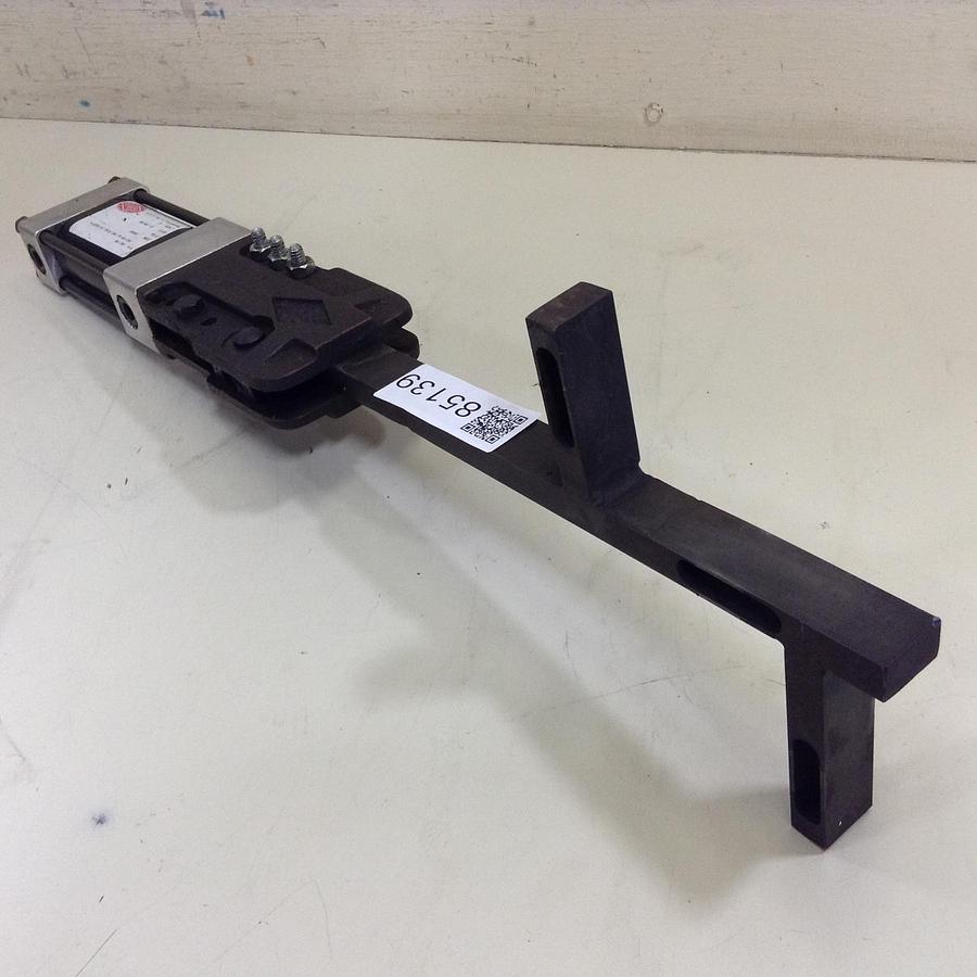 Used DESTACO Tongue Mount Clamp w/ Magnetic Ring 841-MR Used