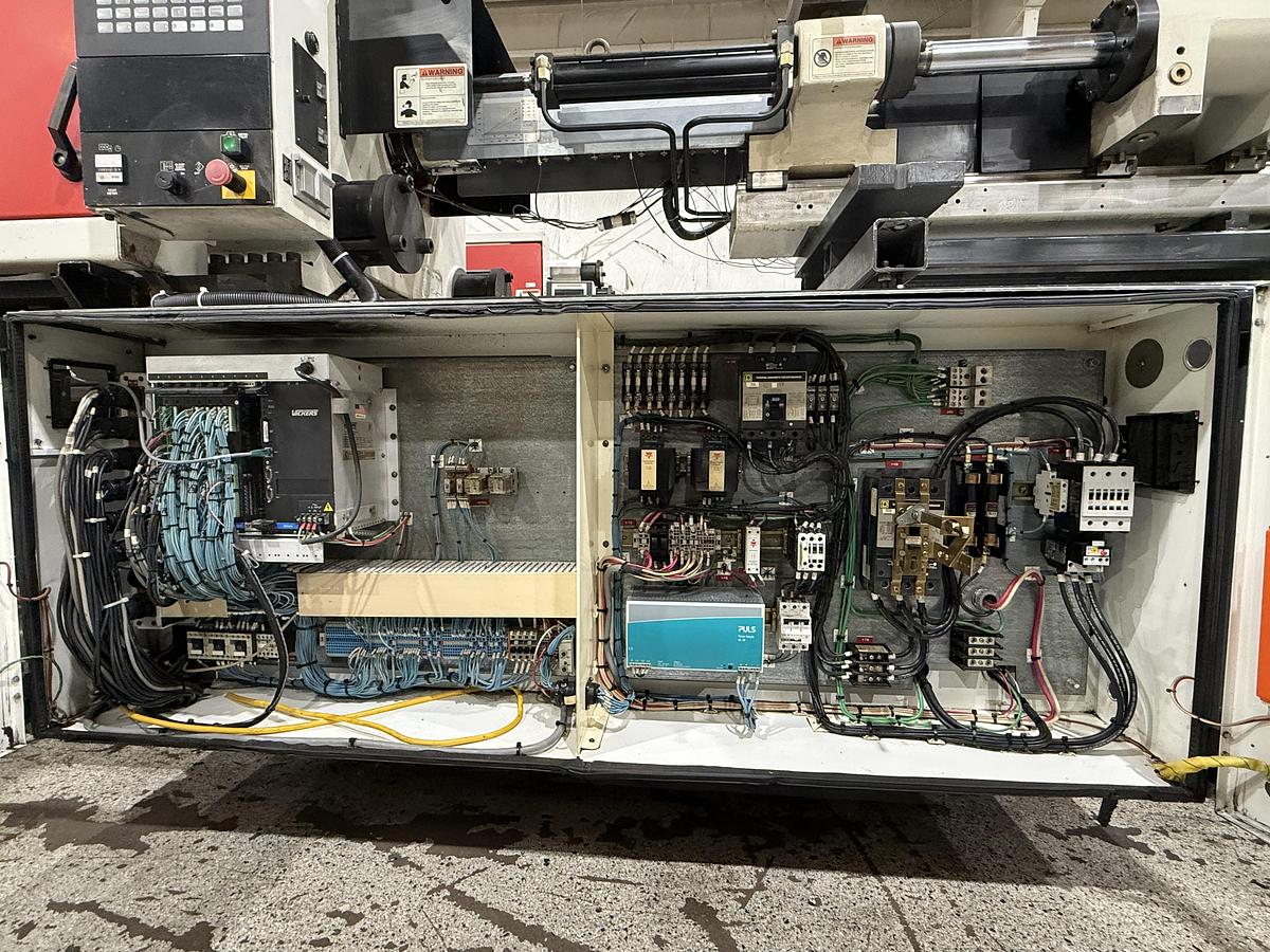 Used 1999 CINCINNATI MILACRON 310 Ton Injection Molding Machine MT310-22 USED #151860