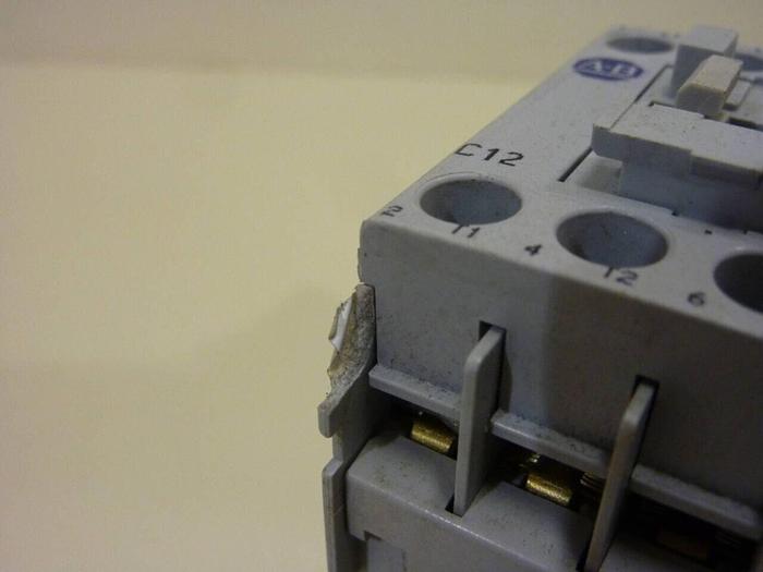 Used ALLEN BRADLEY Contactor 100-C12D.10 SER A #42085