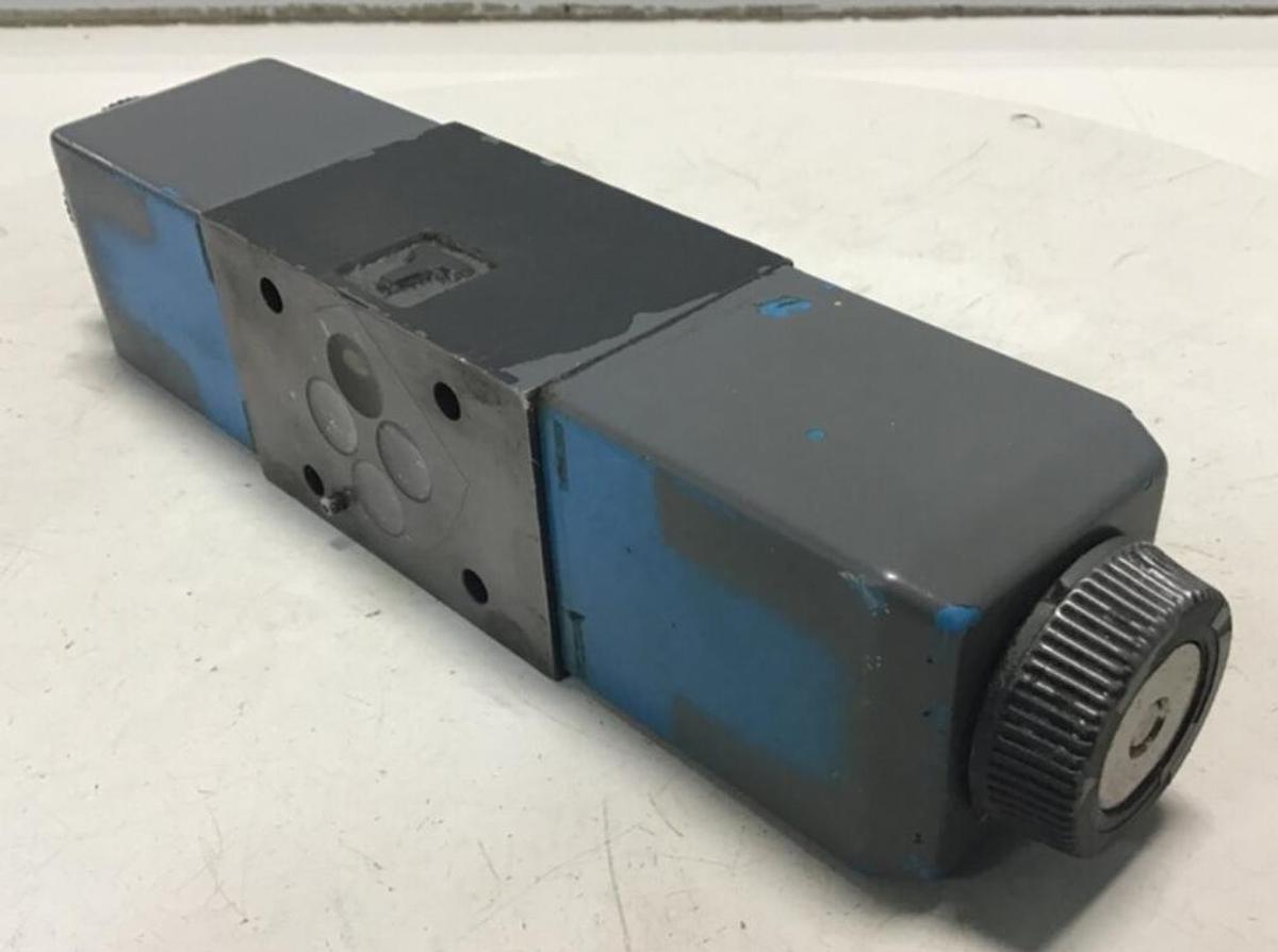 Used VICKERS Directional Valve DG4V-3-6C-M-U-H7-60 USED