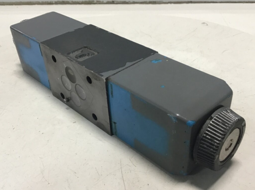 Used VICKERS Directional Valve DG4V-3-6C-M-U-H7-60 USED