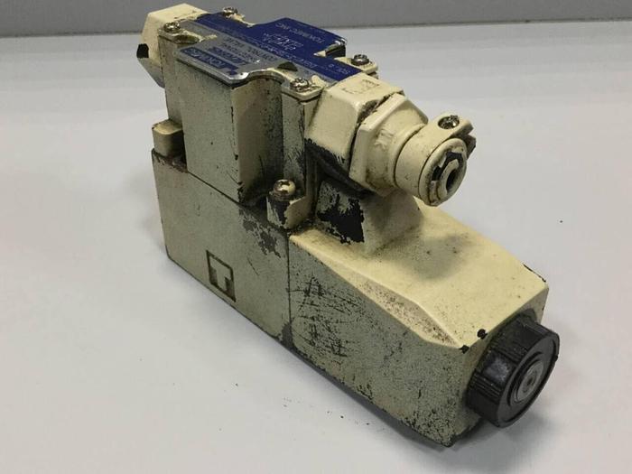 Used TOKIMEC VICKERS Directional Control Valve DG4V-3-1B-M-P7-H-7-P10-50 #99103