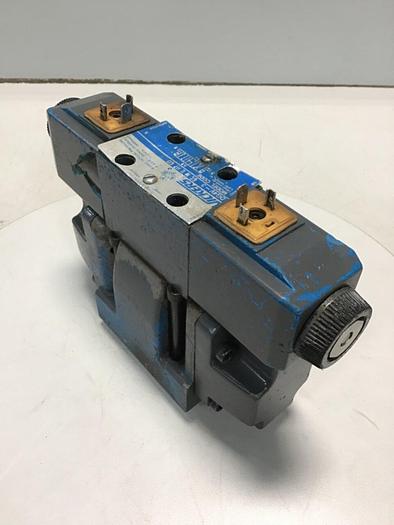 Used VICKERS Directional Valve DG4V-3-6C-M-U-H7-60 Used