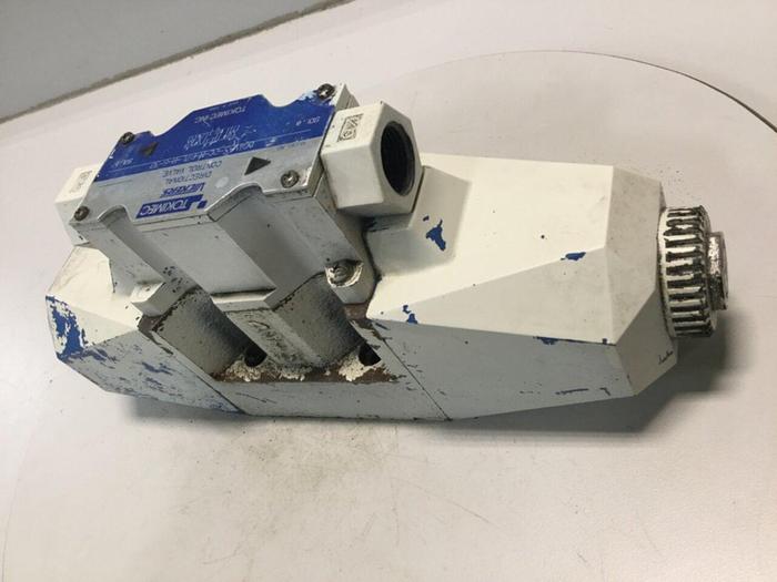 Used VICKERS Directional Control Valve DG4V-5-2C-M-P7L-H-6-30 #102644