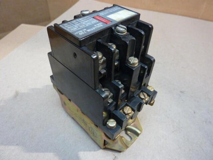 Used ALLEN BRADLEY AC Relay 700-N800A1 SER C #35940