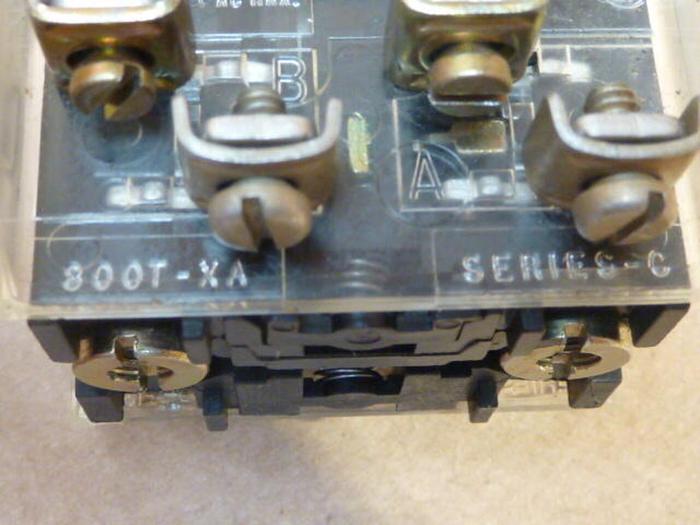 Used ALLEN BRADLEY Selector Switch 800T-J2 SER N #38157