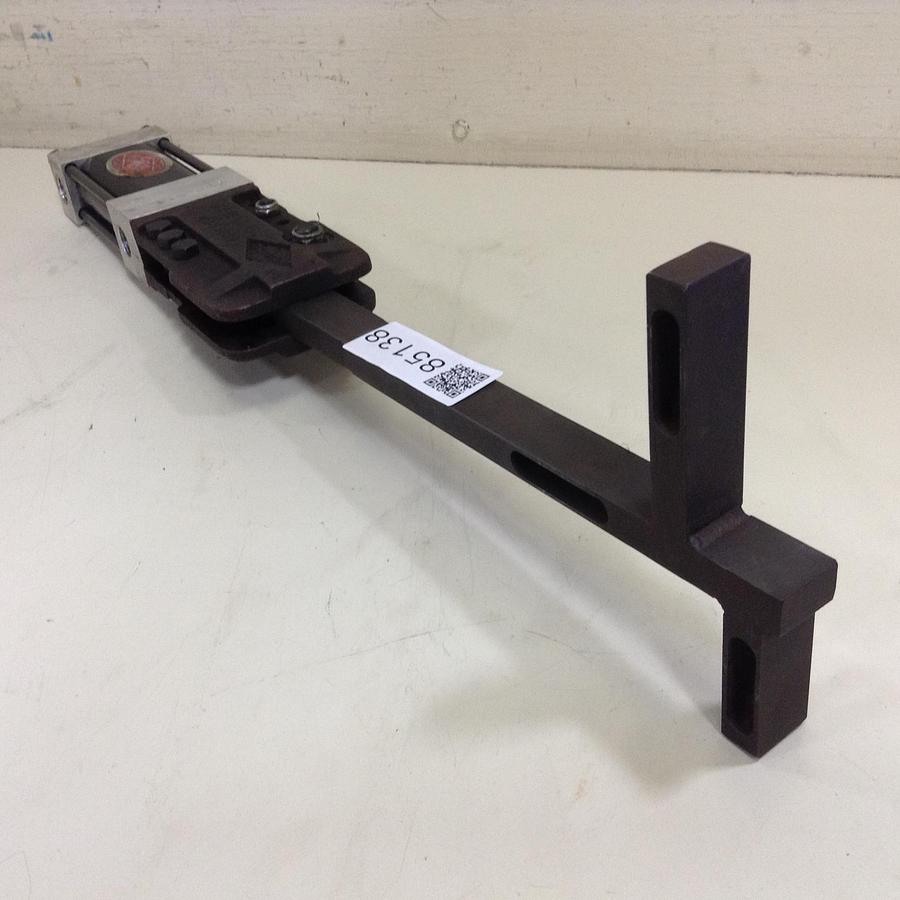 Used DESTACO Tongue Mount Clamp w/ Magnetic Ring 841-MR Used