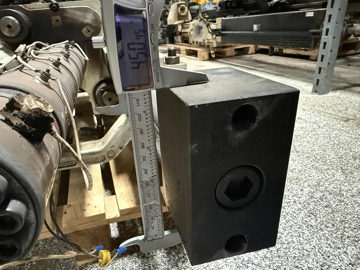 Used MILACRON 3.51 Oz Injection Unit VV55-3.51 / IU Used