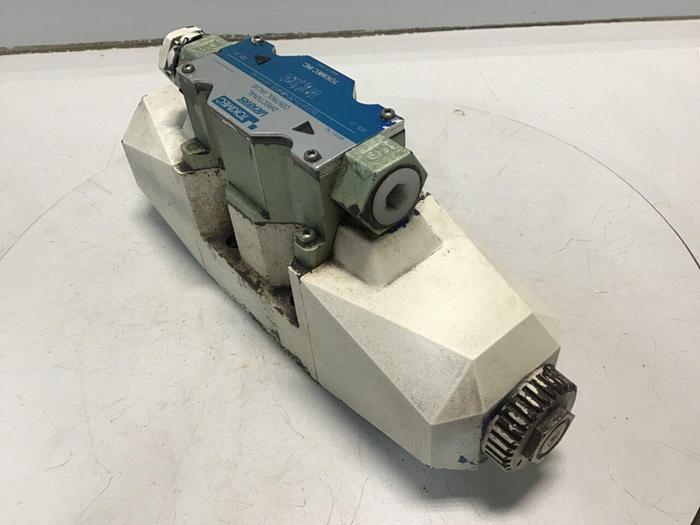 Used VICKERS Directional Control Valve DG4V-5-2C-M-P7L-H-6-30 #134418