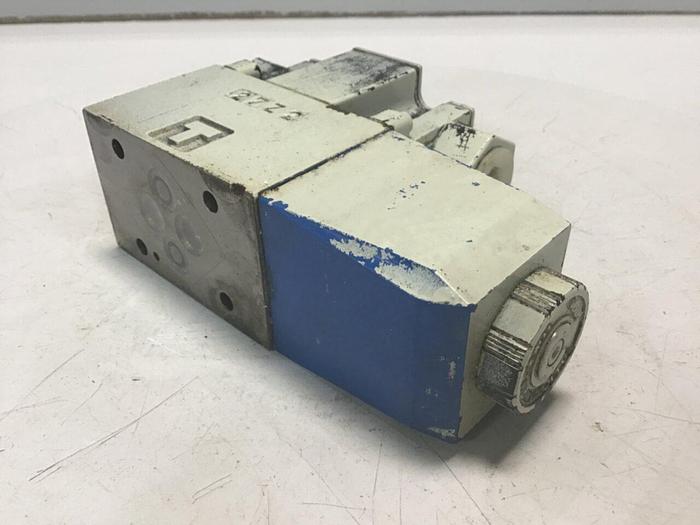 Used VICKERS Valve DG4V-3-2A-M-P2-T-7-P10T10-50 #137680