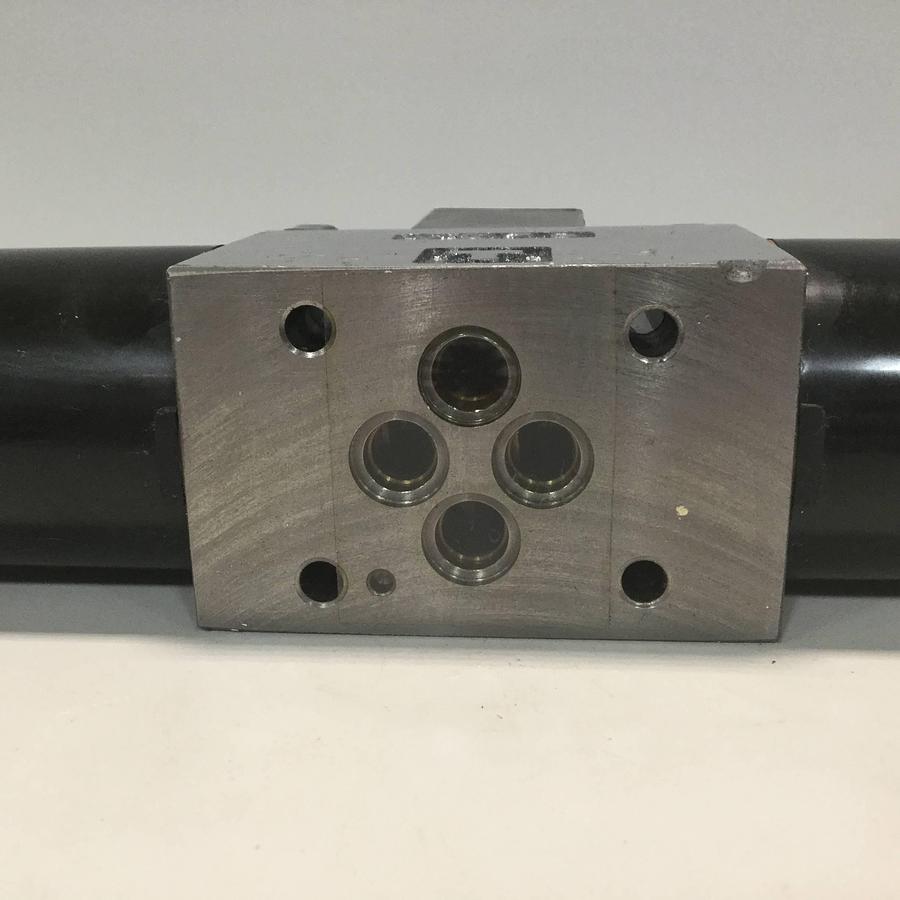 Used TOKIMEC Directional Control Valve DG4V-3-6C-M-P7-H-7-52 USED