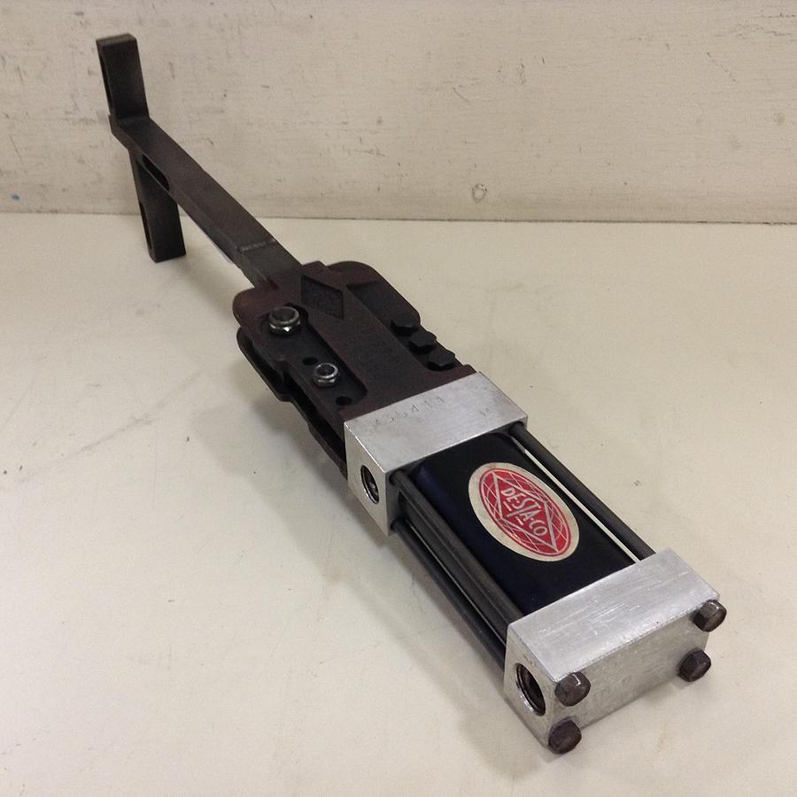 Used DESTACO Tongue Mount Clamp w/ Magnetic Ring 841-MR Used