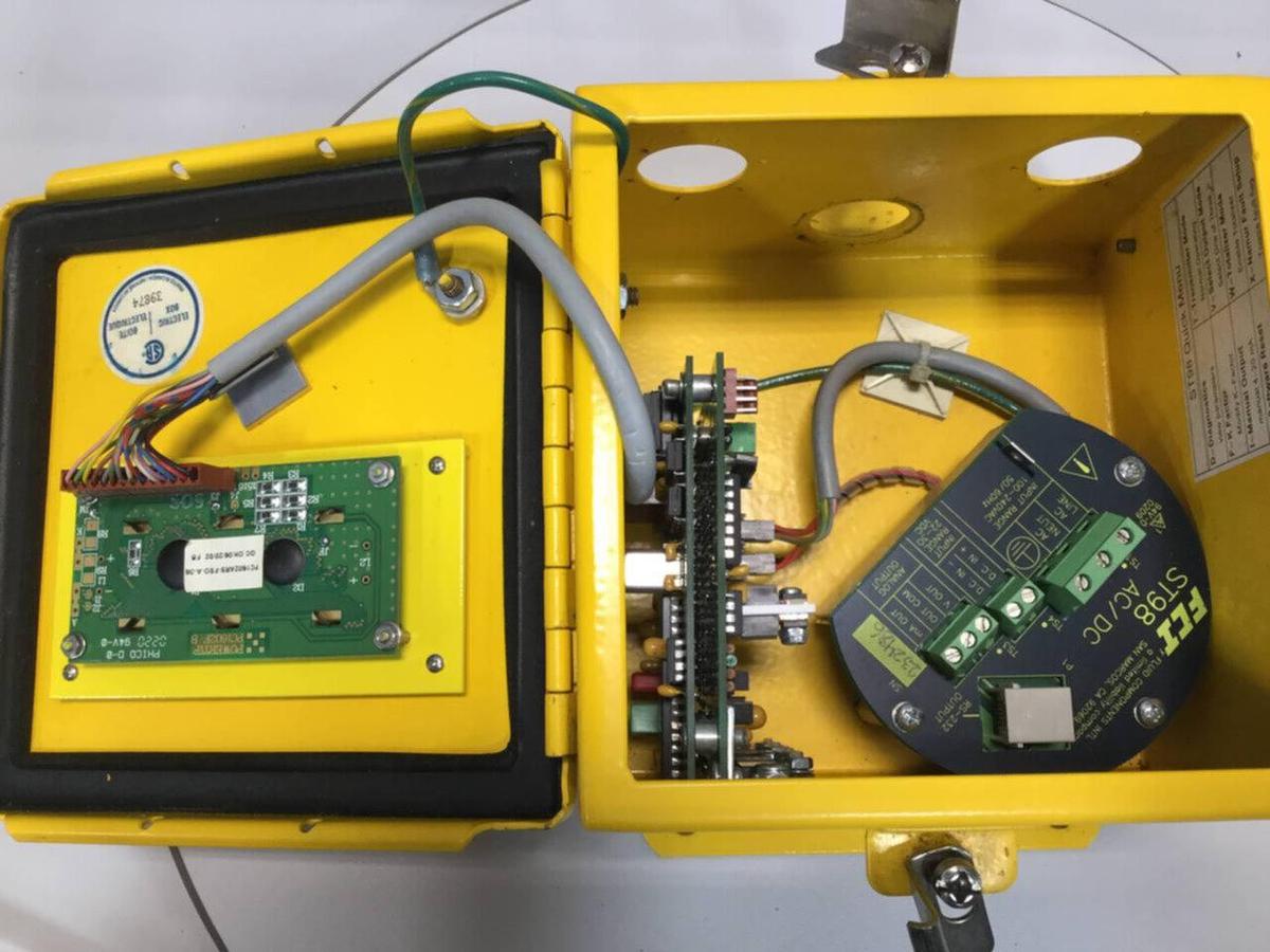 Used FLUID COMPONENTS ST98-CAD1 Flow Meter Transmitter ST98 FLEXMASSTER USED