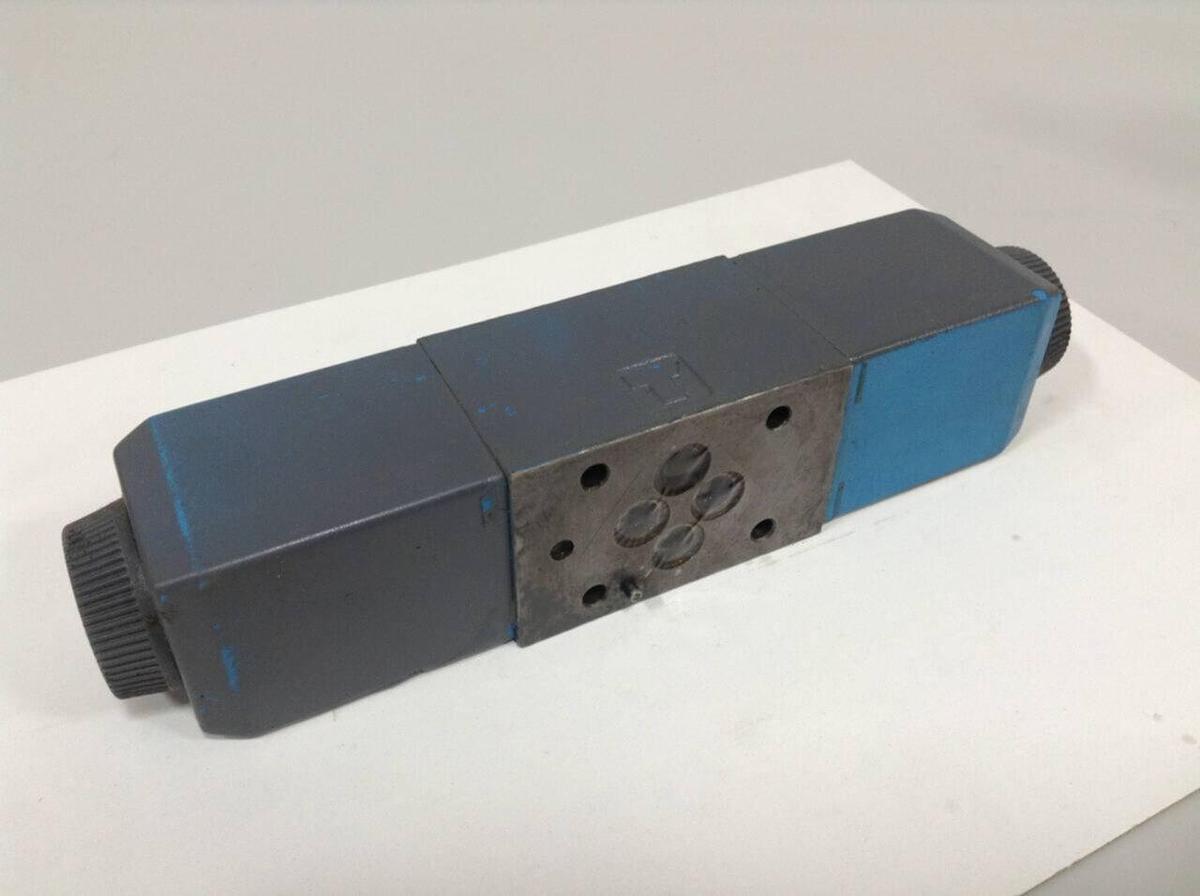 Used VICKERS Directional Valve DG4V-3-6C-M-U-HL7-60 Used
