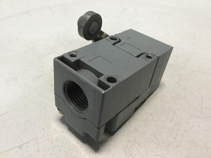 Used SQUARE D Limit Switch 9007-C52B2 #121715