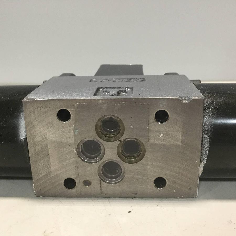 Used TOKIMEC Directional Control Valve DG4V-3-6C-M-P7-H-7-52 USED