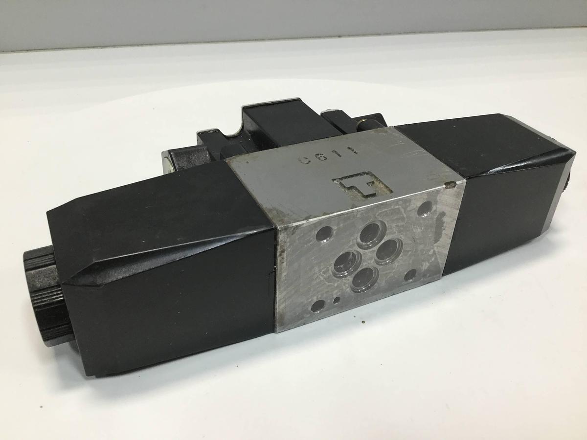 Used VICKERS Directional Control Valve DG4VC36CMPS2H750JA100 USED