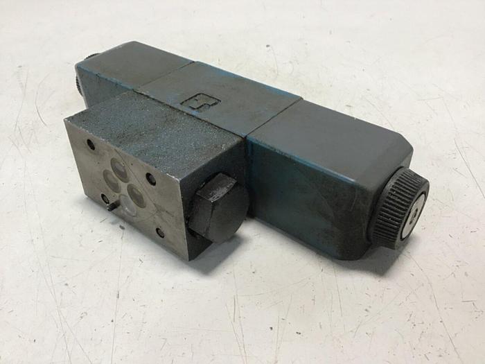 Used VICKERS Directional Valve DG4V-3-6C-M-U-HL7-60 Used