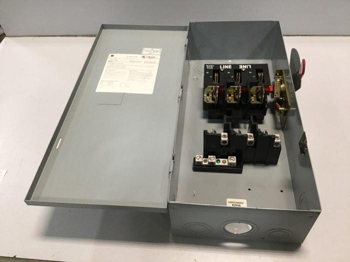 Used GENERAL ELECTRIC / GE 100 Amp Safety Disconnect Switch TG4323 #110766