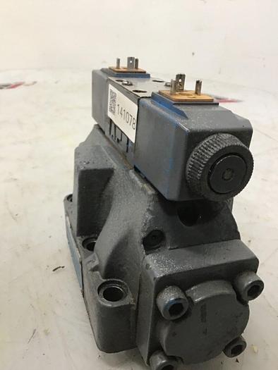 Used VICKERS Solenoid Directional Valve DG4V-3-6C-M-U-HL7-60-B13 Used