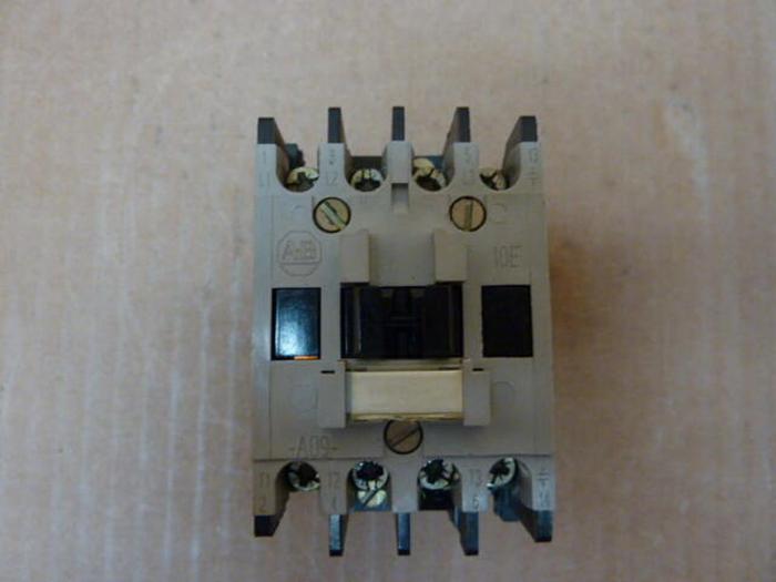 Used ALLEN BRADLEY Contactor 100-A09NJ3 SER B #26545