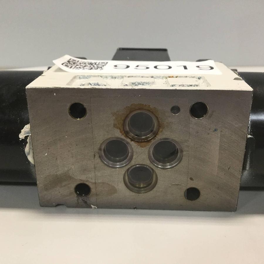 Used TOKIMEC Directional Control Valve DG4V-3-6C-M-P7-H-7-52 USED