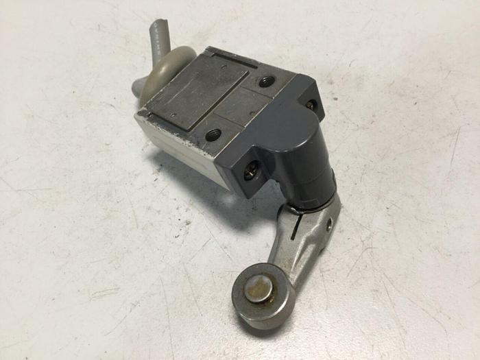 Used OMRON Limit Switch D4C-9033 #104239