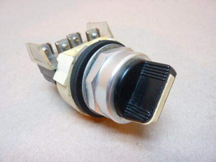 Used ALLEN BRADLEY Selector Switch 800T-H2 SER N #38126