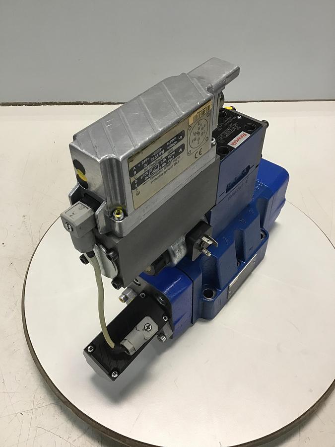 Used BOSCH 4-Way Solenoid Directional Servo Valve 0 811 404 601 USED