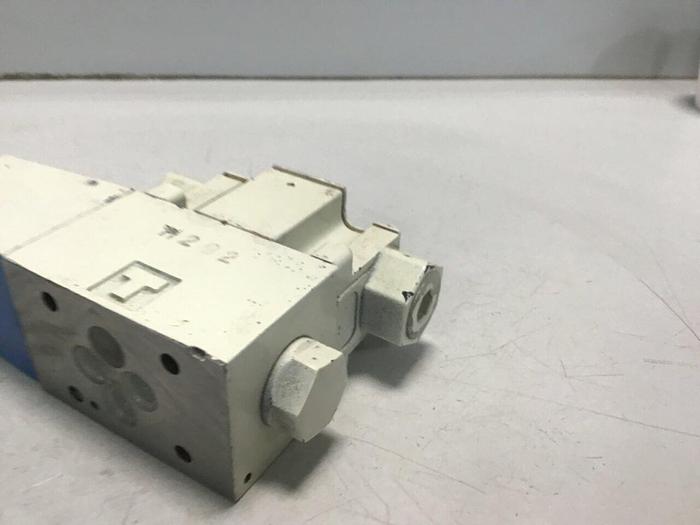 Used VICKERS Tokimec Directional Control Valve DG4V-3-2AL-M-P7-H-7-50 #142035