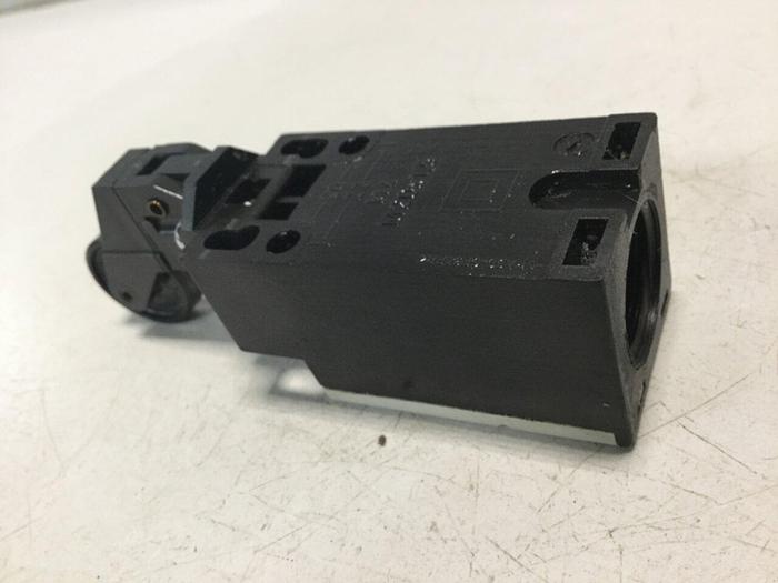 Used SIEMENS Roller Lever Safety Switch 3SE2 200-0E #103154