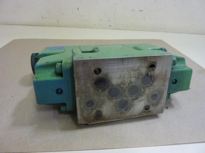 Used VICKERS Directional Valve DG4V-3-6C-M-U-H7-60 Used
