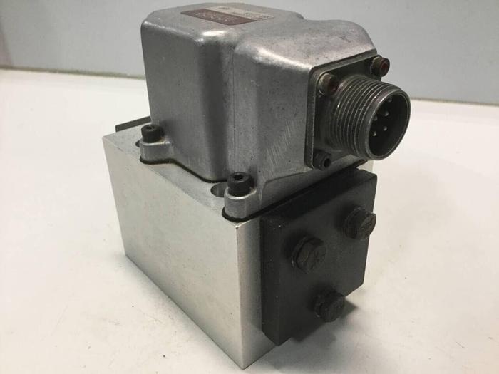 Used MOOG Servo Valve J631A064 Used