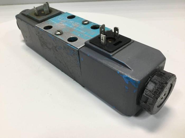 Used VICKERS Directional Valve DG4V-3-6C-M-U-HL7-60 Used