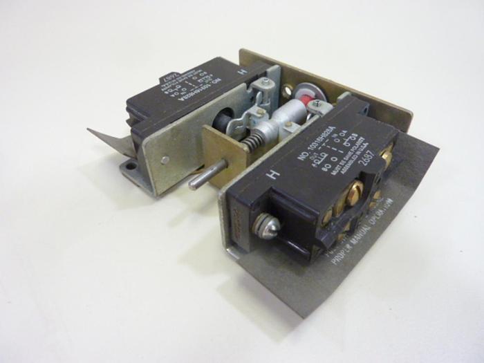 Used CUTLER HAMMER Limit Switch 10316H828A #44194