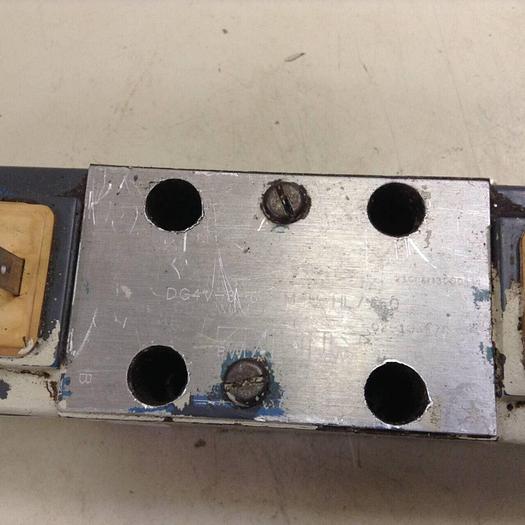Used VICKERS Directional Valve DG4V-3-6C-M-U-HL7-60 Used