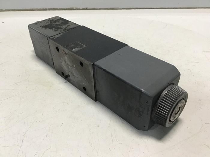 Used VICKERS Directional Valve DG4V-3-6C-M-U-HL7-60 Used