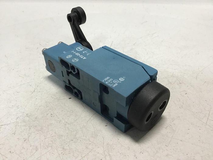 Used MOELLER Limit Switch AT0-02-1-I/R-AT0 #122078