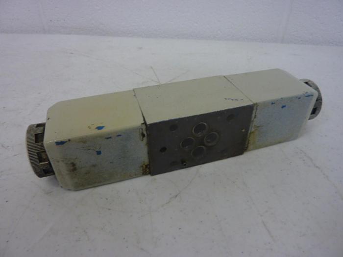 Used VICKERS Directional Valve DG4V-3-6C-M-U-HL7-60 Used