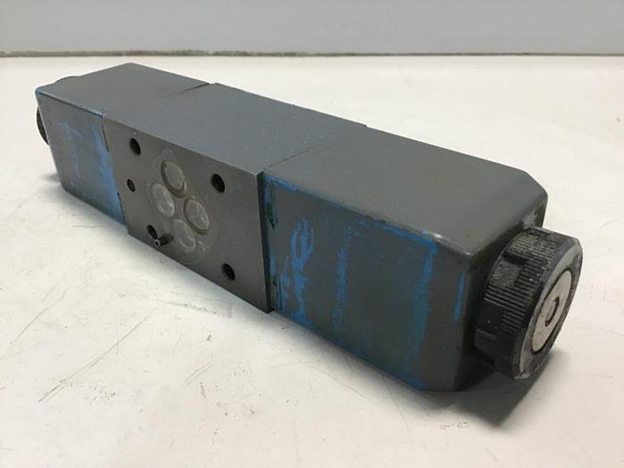 Used VICKERS Directional Valve DG4V-3-6C-M-U-HL7-60 Used