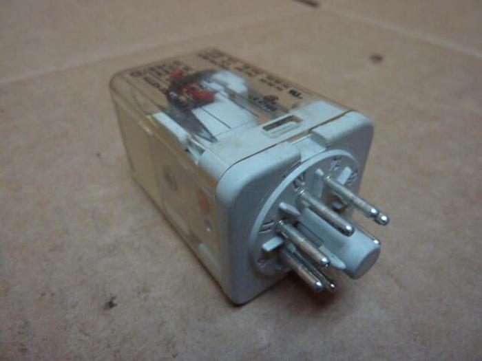 Used ALLEN BRADLEY Relay 700-HA32Z24 SER A #27343