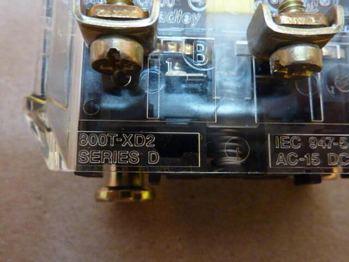 ALLEN BRADLEY Contact Block 800T-XD2 SER D #38920 DNL SCRAPPED NP