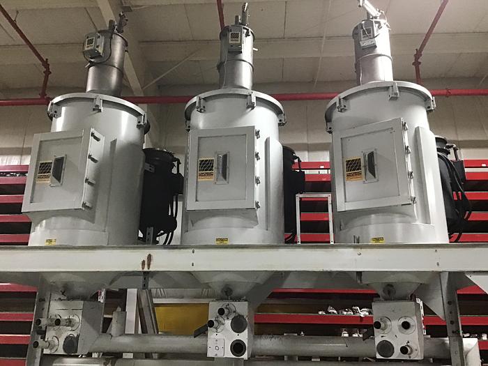 Used CINCINNATI MILACRON Dryer w/ 3 Hoppers & Loaders DD-1700 HOP USED