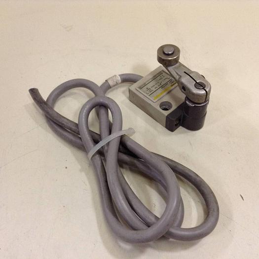Used OMRON Limit Switch D4C-9033 #83664