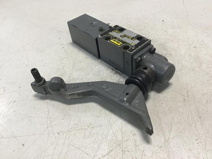 Used PARKER Directional Control Valve D1VMR4HN1075XB038 USED