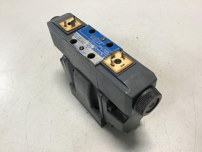 Used VICKERS Directional Valve DG4V-3-6C-M-U-H7-60 #139669