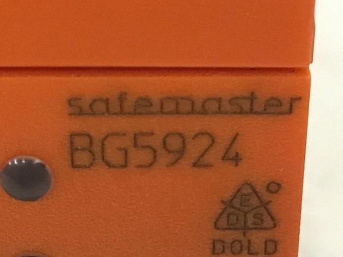 Used SAFEMASTER Safety Relay BG5924.04 #138353